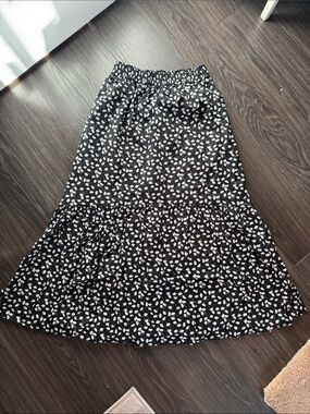 Uniqlo Black Maxi Skirt with White Floral Print
